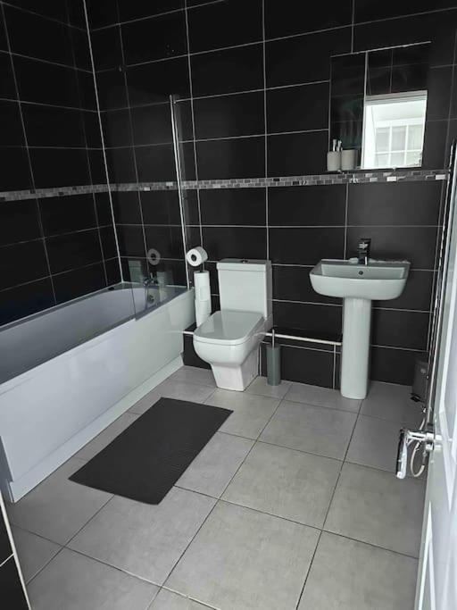 Modern Apartment, 1Km From City! Newcastle upon Tyne Bagian luar foto